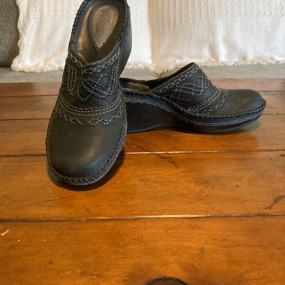 Clarks Artisan Collection Women’s Leather Clogs, Size 7.5